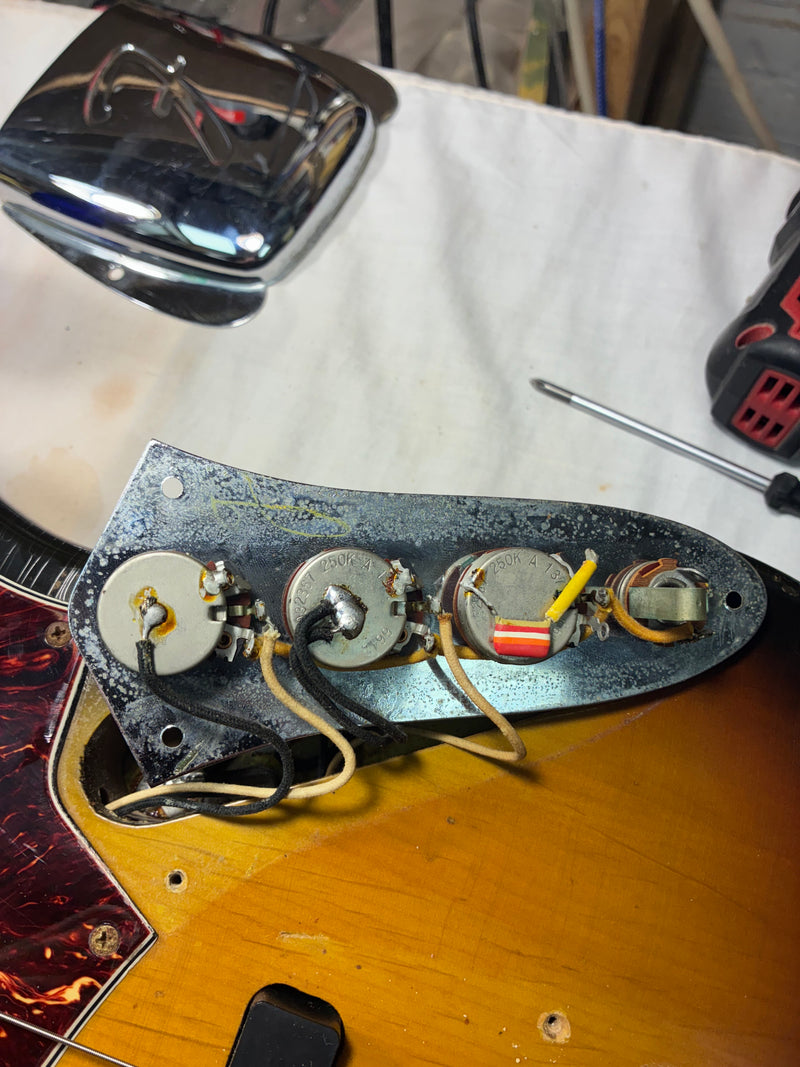 Fender 1967 Jazz Bass, 3-Tone Sunburst