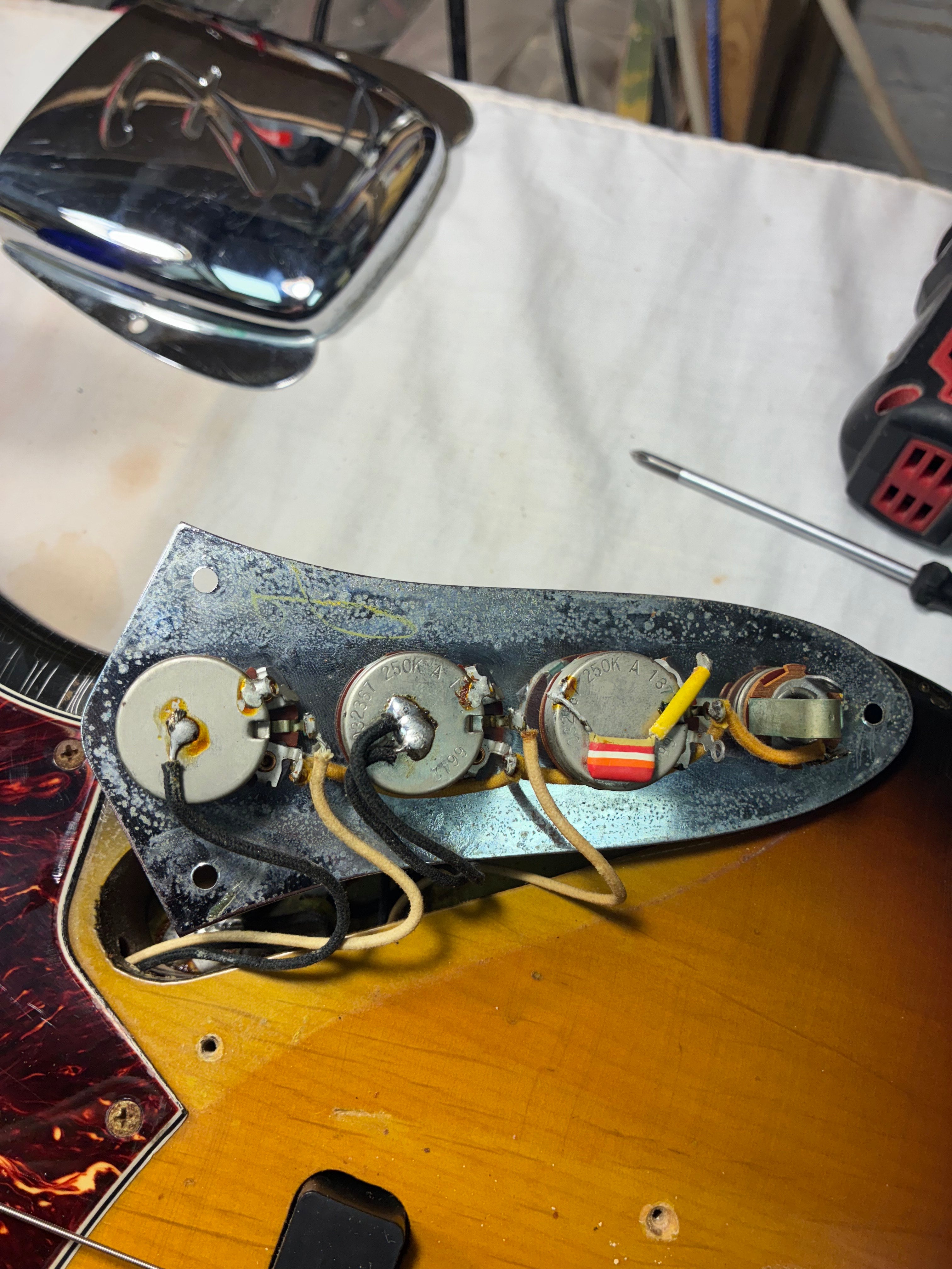 Fender 1967 Jazz Bass, 3-Tone Sunburst