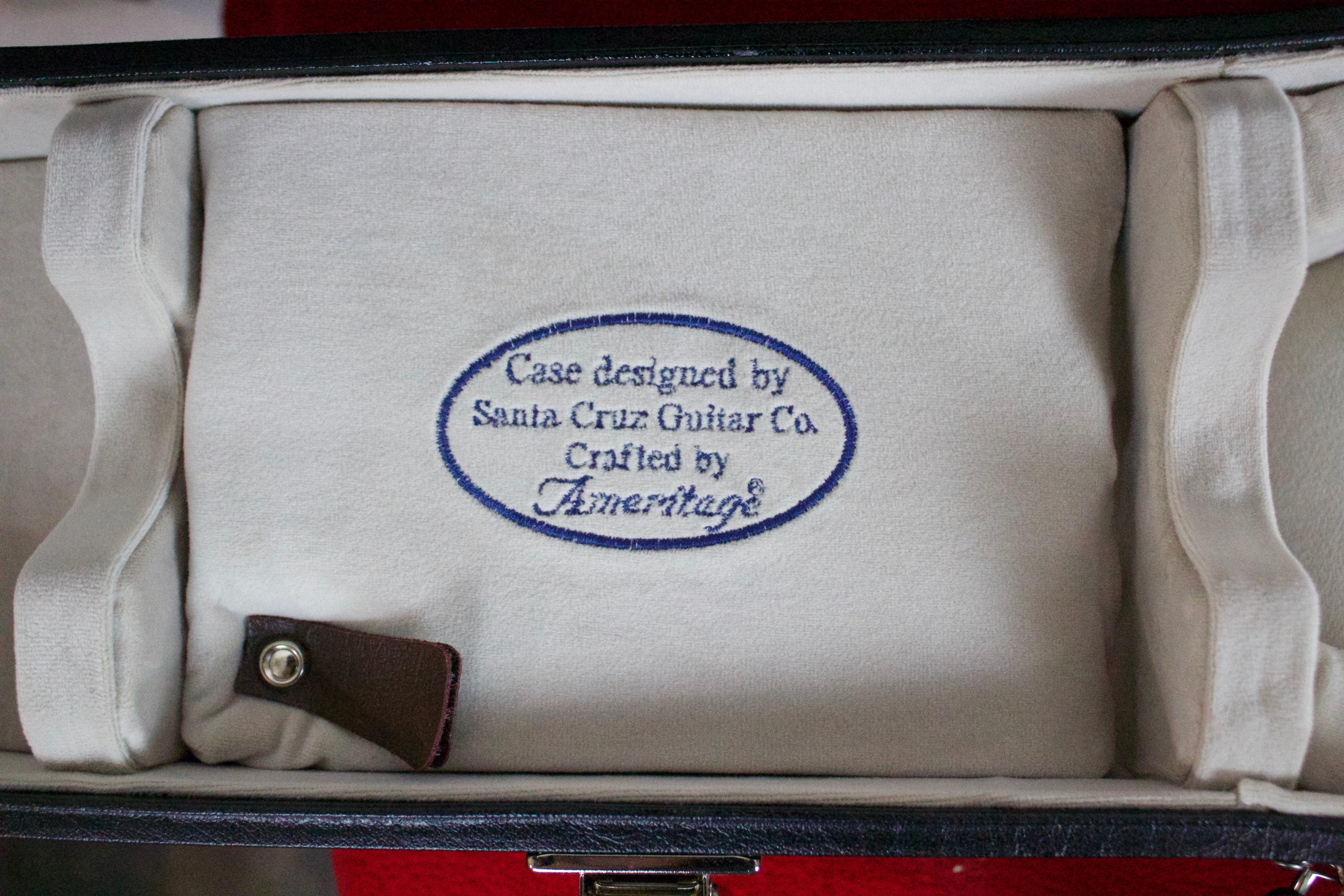 Santa Cruz OM Grand Walnut & Cedar, Koa binding
