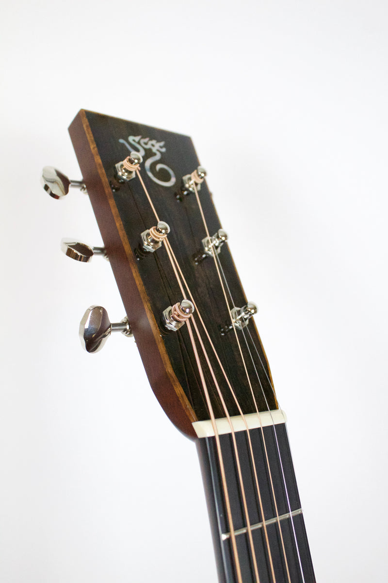 Santa Cruz OM Grand Walnut & Cedar, Koa binding
