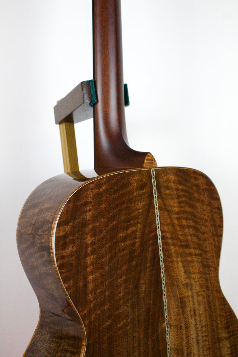Santa Cruz OM Grand Walnut & Cedar, Koa binding