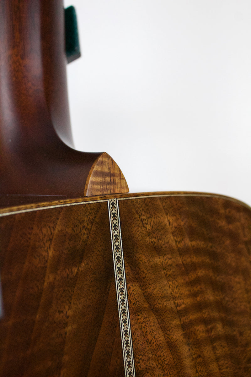 Santa Cruz OM Grand Walnut & Cedar, Koa binding