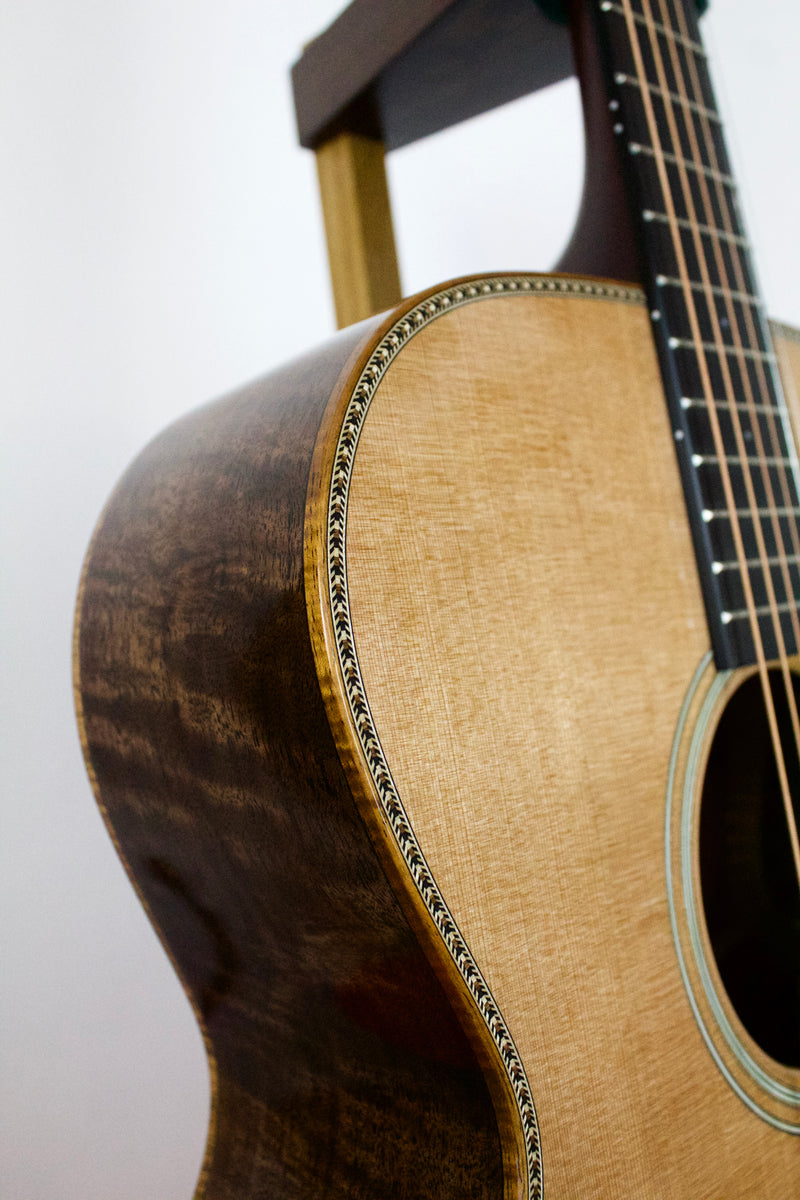 Santa Cruz OM Grand Walnut & Cedar, Koa binding