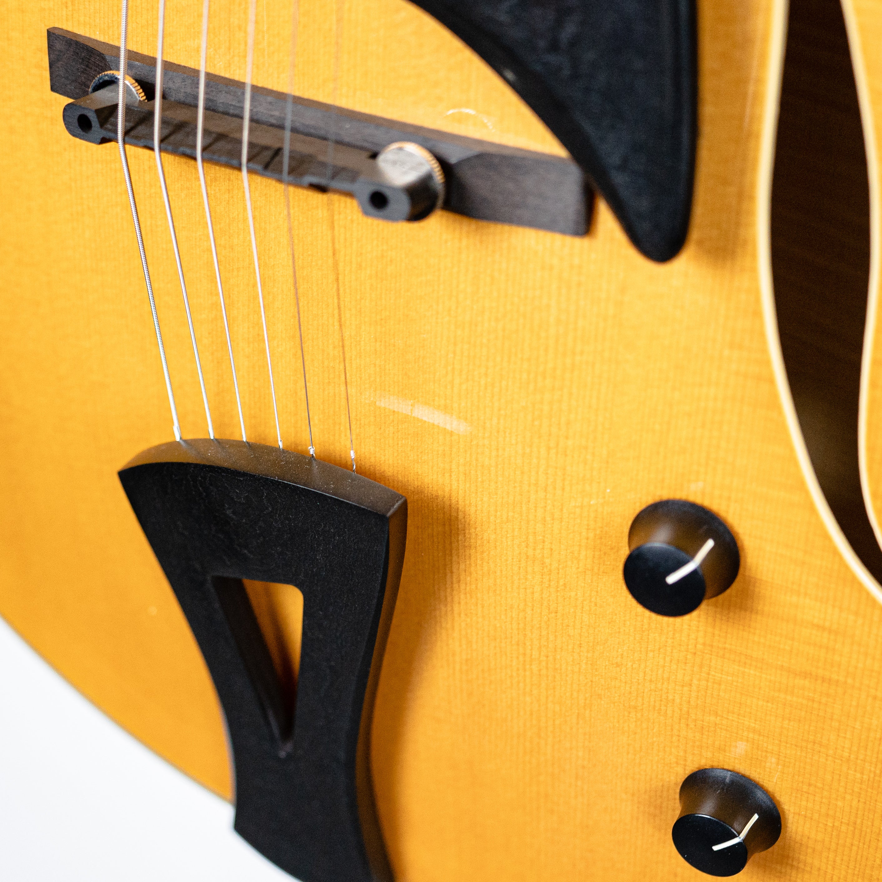Comins GCS-16-1 Archtop in Blonde